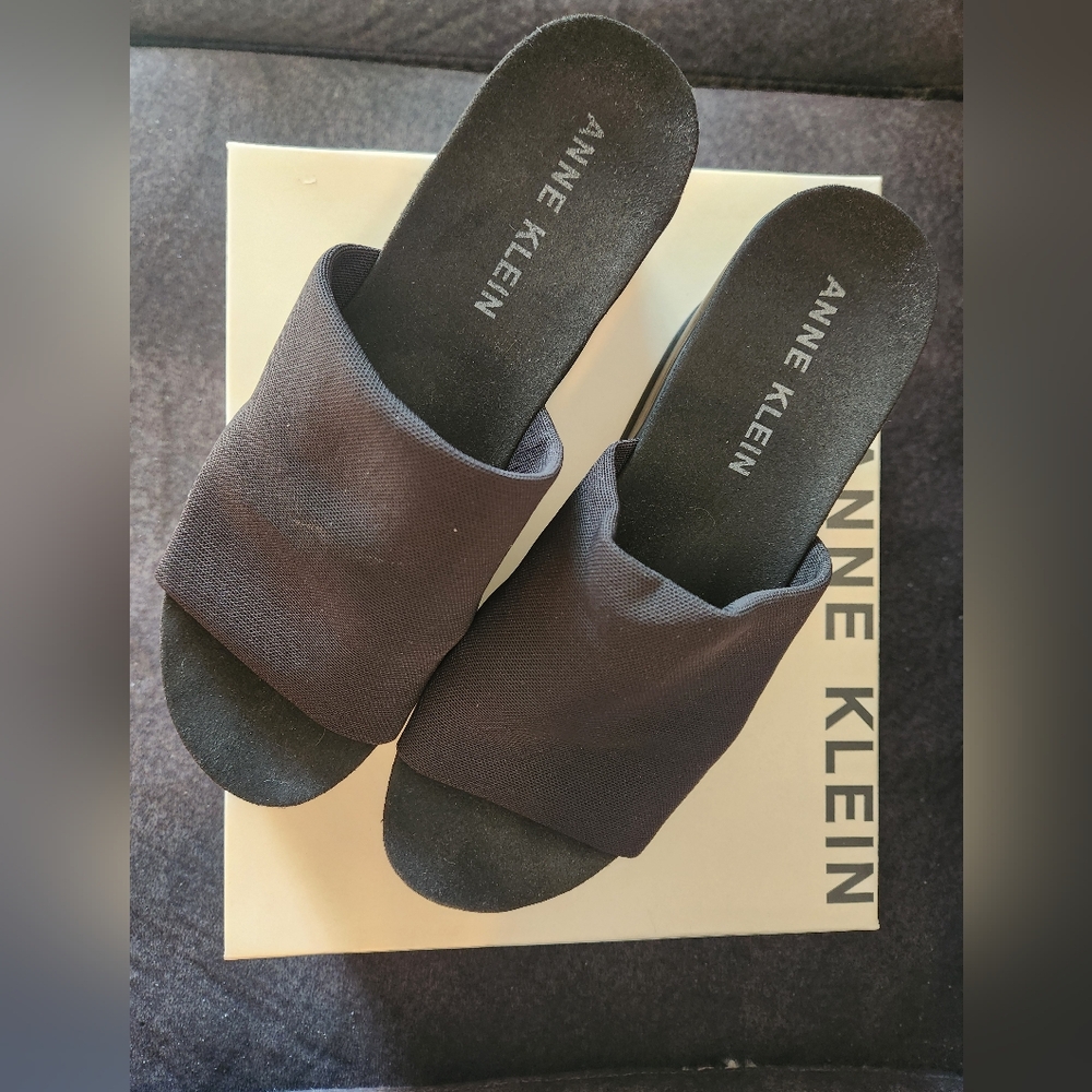 8.5 Anne Klein